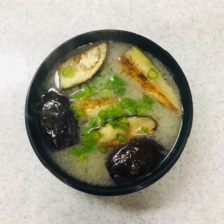 茄子ごま油炒めの味噌汁